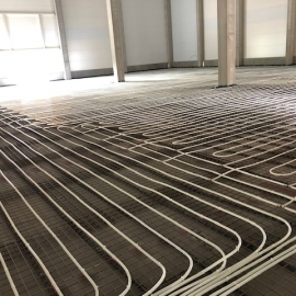 průmyslové podlahové vytápění pro skladovací halu